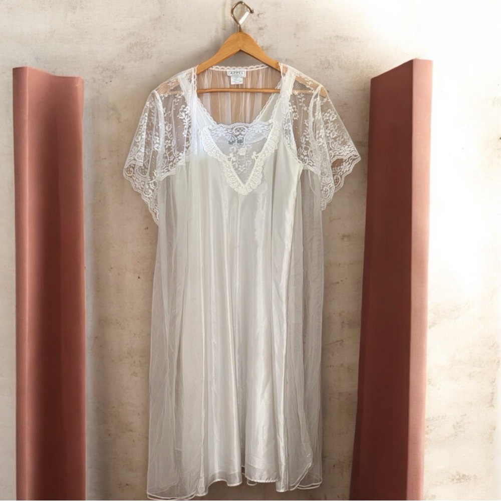 •APPEL•WHITE CROCHET LACE ROBE & NIGHTY BRIDAL SET SIZE SMALL (EUC- VINTAGE)